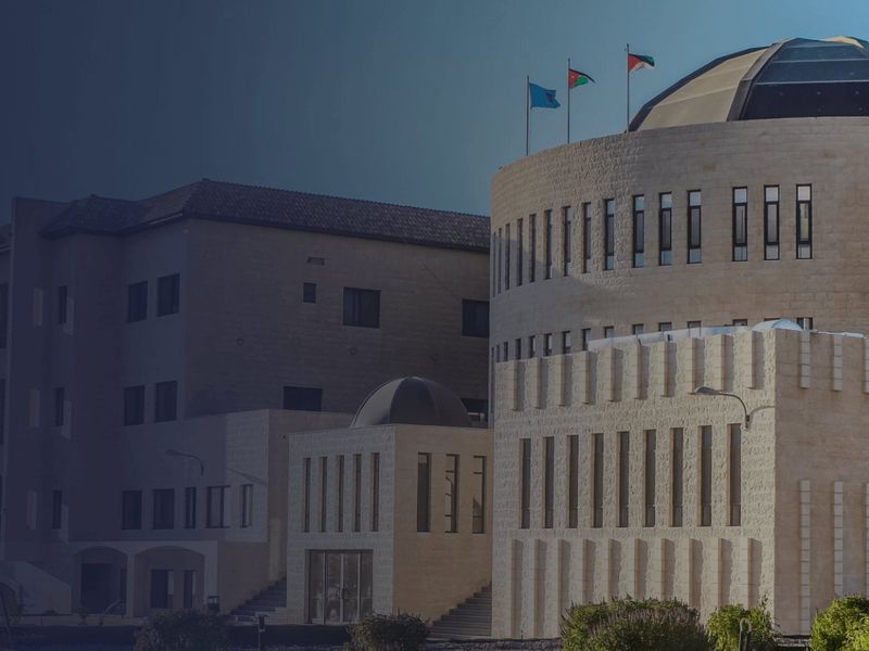حرم الجامعة — المبنى ذو القبة والأعلام